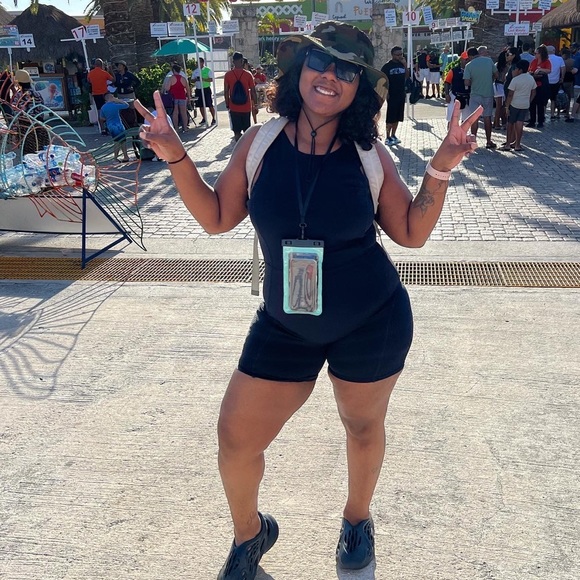 Meet your Posher, Lornetta - Picture 1 of 1